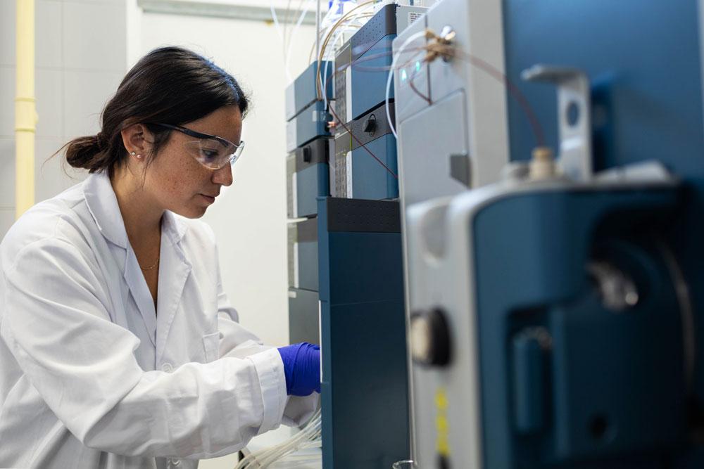 Female scientist analyses samples in a lab.